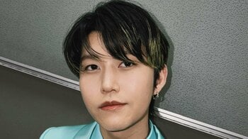 「どゆ状況！?」ミセス・若井滉斗 口元が隠れるほど大きなヒゲ姿を披露！ノリノリでダンスをするような様子に「イケおじの未来見えた」と反響