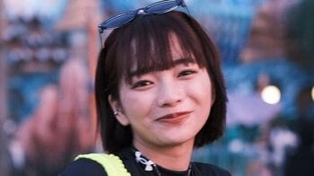 ディズニー満喫！見上愛 スポーティーコーデで幻想的に輝く運河での笑顔ショットにファン歓喜「眼福すぎる」「笑顔弾けてますね」