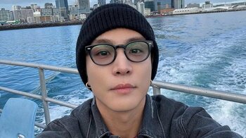 「人生初の…」岩田剛典 金髪メガネ姿でのオフショットを大量放出！「二度見した！」「破壊力すご…」などファン大歓喜