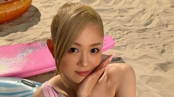 西野カナ「AIじゃありません」“平成ギャル感”あふれるオフショット公開！美デコルテ際立つベアトップY2K衣装に「めちゃスタイル良すぎ」
