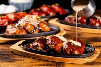 1日平均約200個売れる「ワイガヤハンバーグ」が進化！ハンバーグの個数分、6種類のソースを無料で選べる新サービスを開始