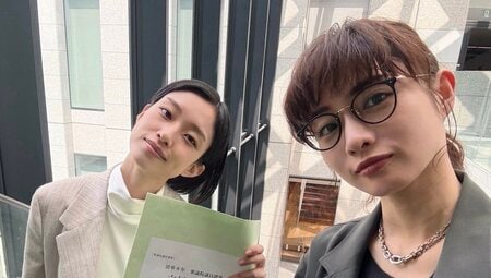 石原さとみ＆河合優実オフショット！手にしているのは…？SNS「大変ありがたい1枚」「可愛くて綺麗で眼福」『ポリティカルパン』