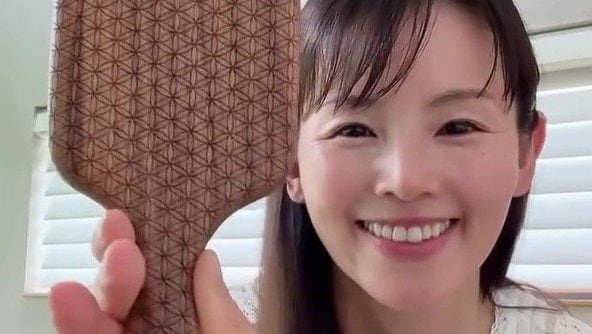 小西真奈美(47)「老眼きたー？！」目のケア方法を紹介！眼科受診の結果報告＆“お目目パッチリ”なメガネ姿に「癒やされる笑顔！」