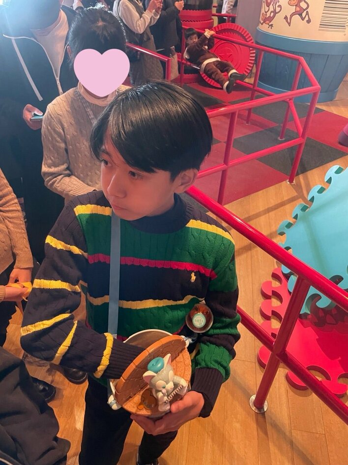 【画像20枚】ディズニーシーで麗禾が“隠し撮り”した市川團十郎のオーラだだ漏れショットを見る