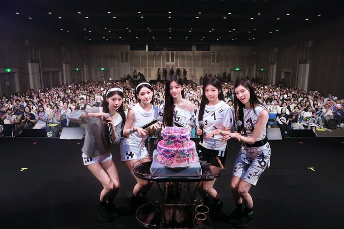 【画像3枚】日本デビューしたILLITの『時よ止まれ』初披露の様子を見る