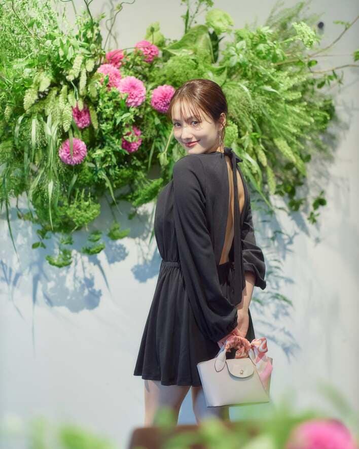 背中セクシー」谷まりあ 春の京都旅行で魅せたミニ丈からのぞく美脚と