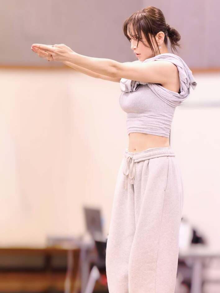 浜崎あゆみ トレーナー パンツ セットアップ 筋肉が美しい」浜崎あゆみ 美くびれ際立つオフショット披露