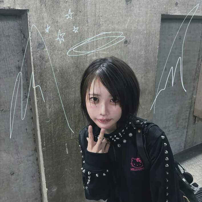 あのちゃん 雰囲気ガラリ！長め前髪×ダークメイク×パンクコーデの