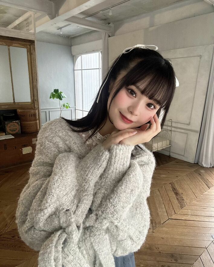 人気インフルエンサーさくら 撮影での“あざとかわいい”オフショットを