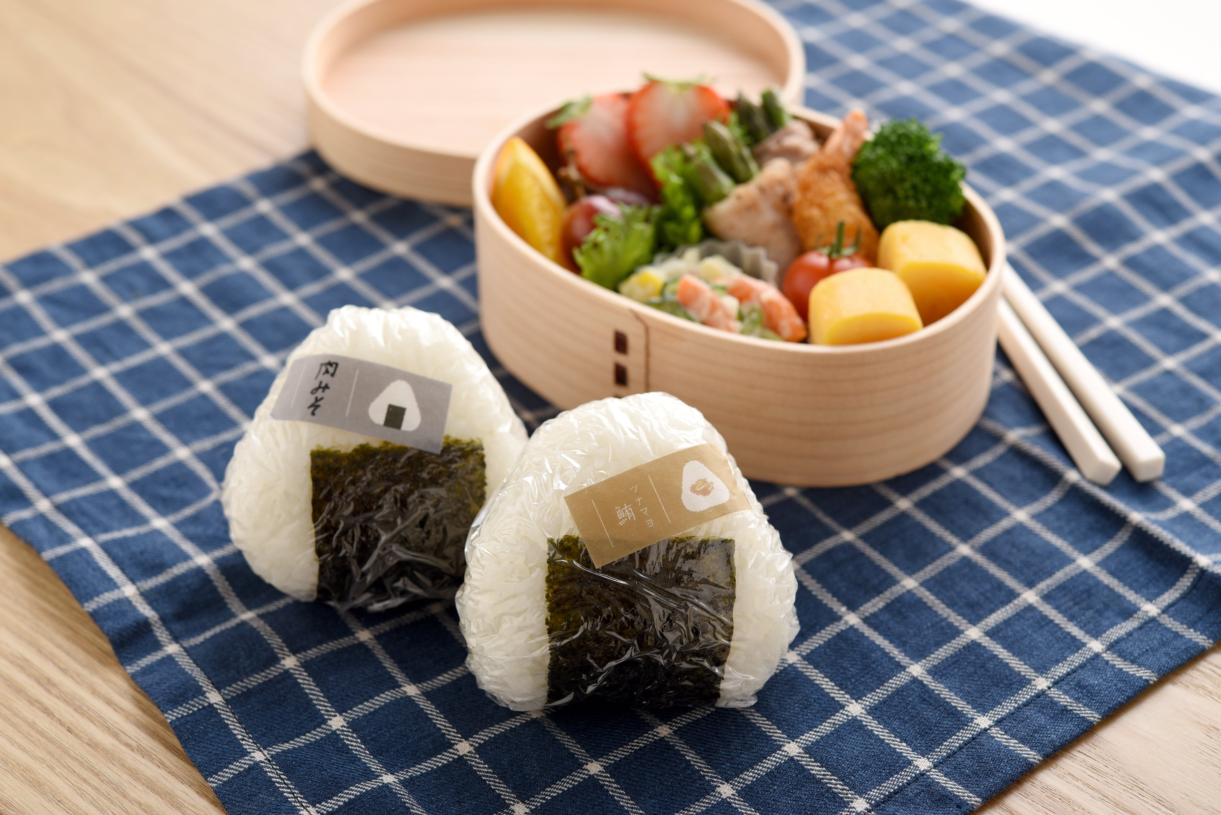 塩おにぎり様向け　希少 デザイン (ポールキンフマ) モザイクアートテーブル 優しいカラーとイラストがポイント！おにぎりの具材が一目でわかる