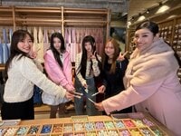 ILLITと韓国女子の間で流行中の“ボルク”に挑戦！WONHEEの「お姉ちゃん」呼びに女性陣メロメロ♡IROHAはデビューのきっかけを紹介