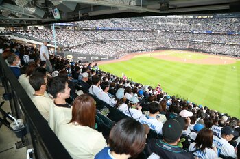 養護学校・支援学校の生徒と保護者30名を北海道日本ハムファイターズ公式戦へご招待
