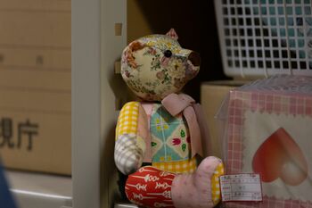 西条（松岡茉優）は出所不明のクマのぬいぐるみを発見！それは思わぬ事件に絡んでいて…＜『ギークス』第2話完全版＞