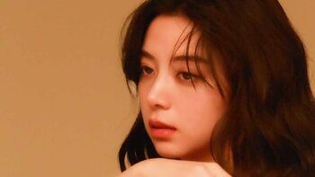 「いいオンナ」池田エライザ 妖艶な雰囲気ただようチューブトップ姿の撮影オフショットに絶賛の声「キューティフルや」