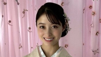 橋本環奈 梅柄の上品な着物姿を披露！大切に育成中のたまごっちも公開し「懐かしい」「ガチガチのガチ勢ですやん！」などと反響