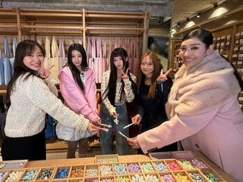 ILLITと韓国女子の間で流行中の“ボルク”に挑戦！WONHEEの「お姉ちゃん」呼びに女性陣メロメロ♡IROHAはデビューのきっかけを紹介