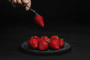 ひと粒で、記憶に残る甘さ。大正5年創業の肥料屋が辿り着いた「完熟いちご」の味わい。