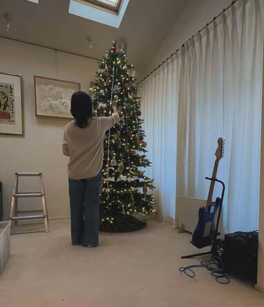 天井スレスレ」早見優 自宅の大きなクリスマスツリー披露！白基調の 