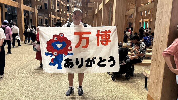 【万博ロス・ミャクミャクロスのあなたへ】最終日に感謝の幕を持参した男性の“奇跡の1枚” 大屋根リングから撮った雲のリング＆夕日の絶景