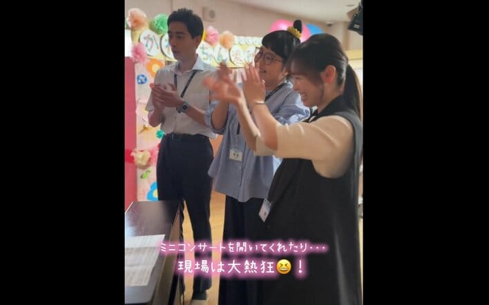 【写真】キャストも大興奮！生田絵梨花がピアノ演奏する様子を写真で見る
