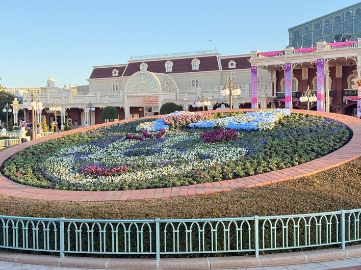 シンデレラ城がピンクに染まる！？幻想的な夜の演出や大きなリボンの