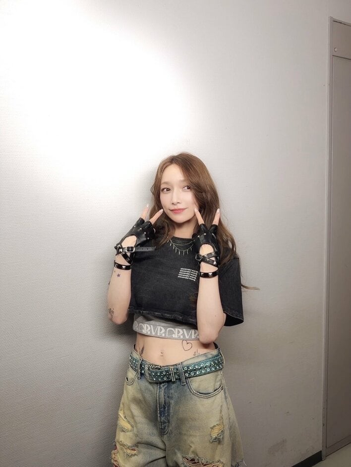 後藤真希 “絶対領域”見せのニーハイブーツ×ミニ丈風衣装を披露！ヘソ