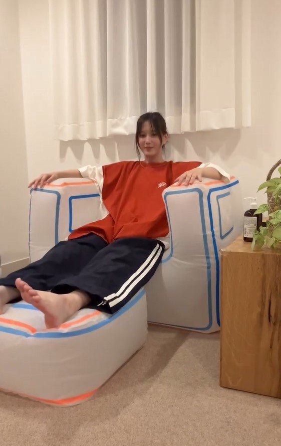 寝る前に突然…」本田翼 部屋で衝動的にエアソファを膨らます様子公開
