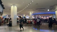 「ららぽーと」土日のお昼時にフードコートでありがちな「席あいてない問題」常連ファミリーの攻略法が目からウロコだった『ウラマヨ！』