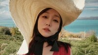 須田亜香里 大胆なVネック赤ドレス姿を披露！ヘルシーな色気と洗練された大人の雰囲気ただようショットに注目