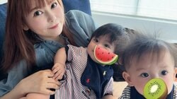中川翔子 生後9ヵ月双子がおそろい甚平姿でシンクロ寝！同じポーズでスヤスヤ眠る愛らしいショットに「可愛すぎです」「そっくり」