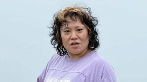 バービー 2歳長女の姿に「こんなに大きくなったの？！」と反響！愛犬も一緒に芝生ゴロゴロ＆浜辺をお散歩する姿に「笑顔サイコー！」