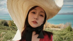 須田亜香里 大胆なVネック赤ドレス姿を披露！ヘルシーな色気と洗練された大人の雰囲気ただようショットに注目