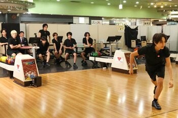 timelesz“1ピンずつ増えていくボウリング”で8人連続成功なるか？「ボウリングは人生2度目」のメンバーも急成長『タイムレスマン』