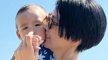 「なんとも美しい親子」栗原恵 0歳長男の浮遊ショット披露！海を満喫する親子に「可愛すぎる癒しちゃん」と反響