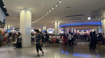 「ららぽーと」土日のお昼時にフードコートでありがちな「席あいてない問題」常連ファミリーの攻略法が目からウロコだった『ウラマヨ！』