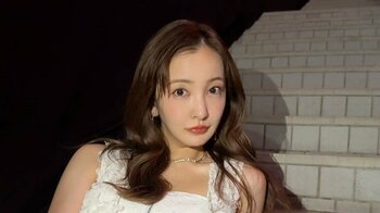 板野友美 真っ白の衣装で階段に座り…ガールズアワードのオフショットを大公開！クールな表情からちょっぴりブレた写真まで