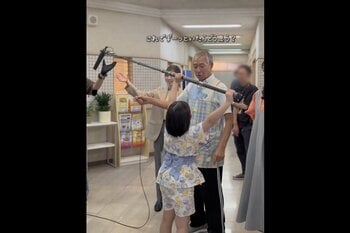 【柳葉敏郎の教え】福原遥＆生田絵梨花が見守るなか子役に優しく指導！SNSも「涙出た」「この子たちの財産に」『明日はもっと、いい日になる』