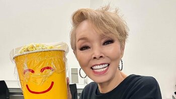 研ナオコ 自宅リビングで紙バンド手芸披露し「本当に手先が器用」と反響！愛犬見守る中完成した“ある物”に「さすが」「素敵ですね」