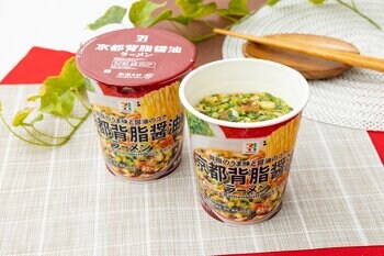 器一面にねぎをトッピング！本格スープの「セブンプレミアム 京都背脂醤油ラーメン」が新発売