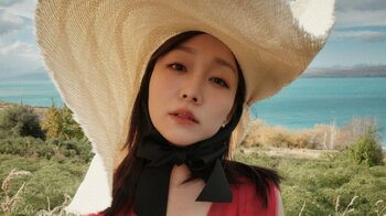 須田亜香里 大胆なVネック赤ドレス姿を披露！ヘルシーな色気と洗練された大人の雰囲気ただようショットに注目