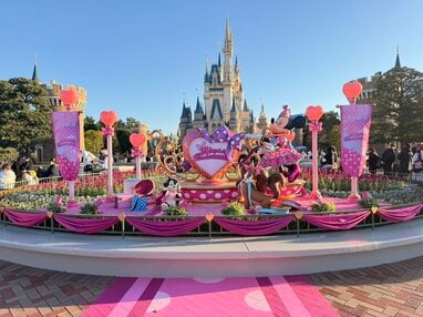シンデレラ城がピンクに染まる！？幻想的な夜の演出や大きなリボンの