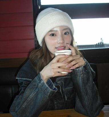 中町綾 デニムのセットアップから美ウエストがチラリ！アクティブな