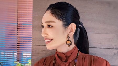 アン ミカ マネージャーとの“季節外れのクリスマスツリー”な姿を披露！赤×緑の派手カラーで爆笑する仲良しオフショットに「スペシャルビューティー」