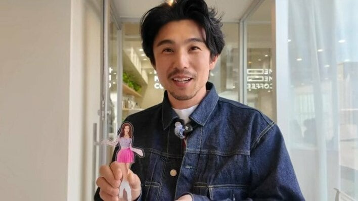 【画像8枚】「神企画」中尾明慶 妻・仲里依紗のアクスタで推し活！不倫したら国外追放！？“顔真っ赤”に終始照れまくりな姿を見る