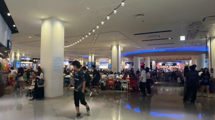「ららぽーと」土日のお昼時にフードコートでありがちな「席あいてない問題」常連ファミリーの攻略法が目からウロコだった『ウラマヨ！』