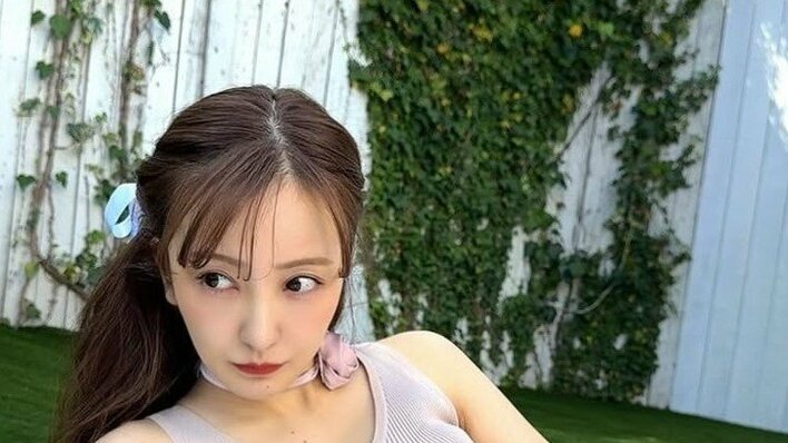 【画像14枚】「おとぎの国のお姫様みたい」板野友美 芝生の上での大人ガーリーなピンクワンピ姿を見る