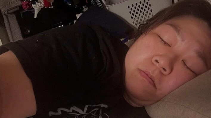 【画像10枚】「寝顔が似てる」やしろ優が披露したした愛犬との添い寝ショットを見る