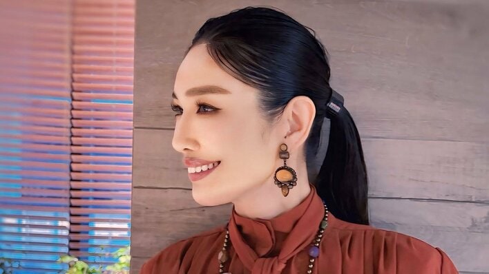 アン ミカ マネージャーとの“季節外れのクリスマスツリー”な姿を披露！赤×緑の派手カラーで爆笑する仲良しオフショットに「スペシャルビューティー」