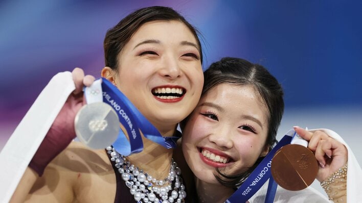 「お願いした笑」フィギュア女子表彰式での“まさかの光景”が話題！坂本花織が中井亜美に代わり“職人級”の腕前を披露「さすが手慣れている」「得意分野やもんな」【ミラノ・コルティナ五輪】