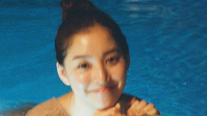 【画像7枚】新木優子 タイのナイトプールで見せたリラックスしたオフ感満載ショットを見る